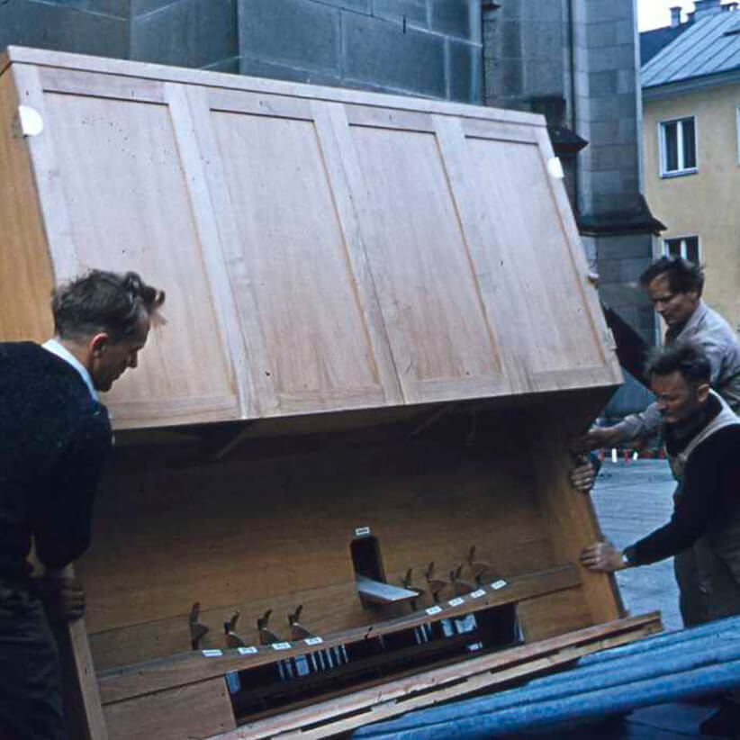Anlieferung des Spieltisches der Rudigierorgel (Mai 1968). 