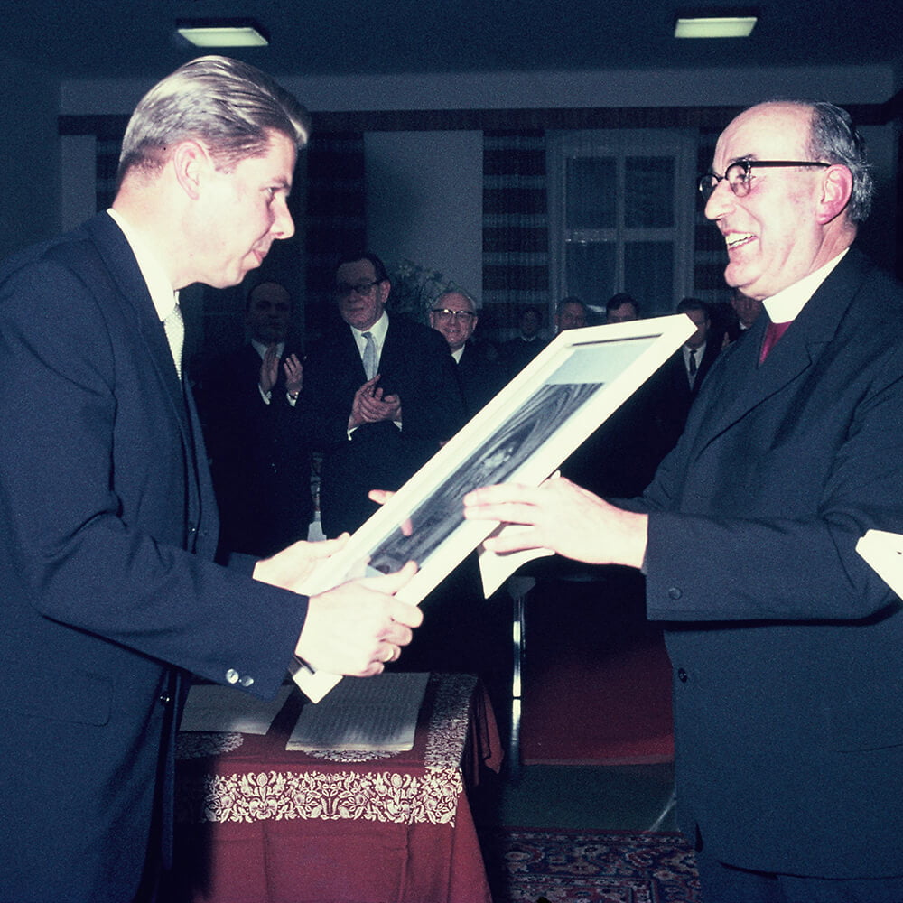 Sybrand Jürgen Zachariassen und Dompfarrer Josef Ledl beim Empfang nach der ersten Orgelvesper (7. Dezember 1968).
