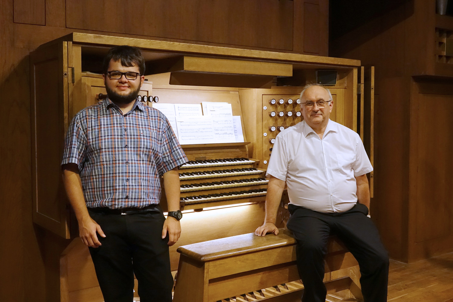 Domorganist Wolfgang Kreuzhuber (rechts) mit Registrant Florian Zethofer (links) – vor dem Konzert noch mit Abstand, während des Konzerts dann mit Maske