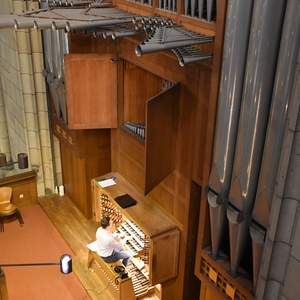 Dommusikassistent Gerhard Raab an der Rudigierorgel