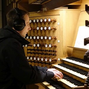 Dommusikassistent Gerhard Raab an der Rudigierorgel