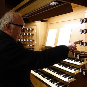 Domorganist Wolfgang Kreuzhuber an der Rudigierorgel