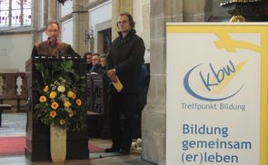 Georg Wasserbauer und Martin Wintereder ehrten das KBW-Team Eferding für 65 Jahre Arbeit.     