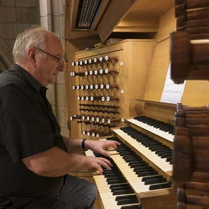 Domorganist Wolfgang Kreuzhuber an der Rudigierorgel