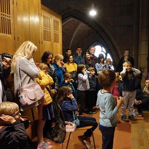 Domorganist Wolfgang Kreuzhuber mit großen und kleinen Orgelentdeckerinnen und Orgelentdeckern an der Rudigierorgel
