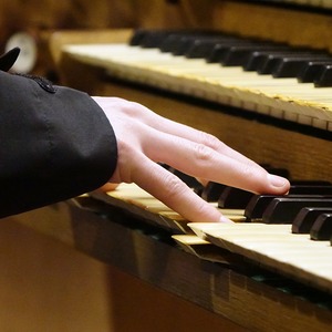 Dommusikassistent Gerhard Raab an der Rudigierorgel