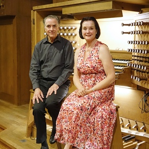 Ben van Oosten und seine Frau Margaret Roest an der Rudigierorgel