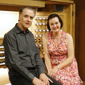 Ben van Oosten und seine Frau Margaret Roest an der Rudigierorgel