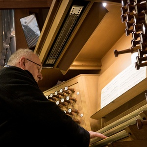 Domorganist Wolfgang Kreuzhuber an der Rudigierorgel