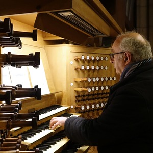 Domorganist Wolfgang Kreuzhuber an der Rudigierorgel