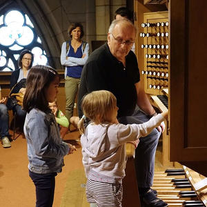 Kleine Orgelentdeckerinnen beim Komponieren mit Domorganist Wolfgang Kreuzhuber