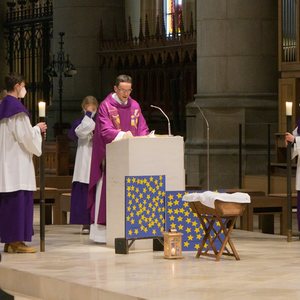 Regens Michael Münzner beim Verlesen des Evangeliums