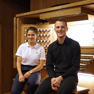 Gerhard Raab mit seiner Registrantin Anne-Sophie Baehr an der Rudigierorgel