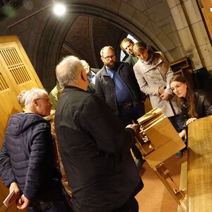 Weiterbildung für Domführer:innen an der Rudigierorgel mit Domorganist Wolfgang Kreuzhuber / © Dommusikverein Linz/Stefanie Petelin Weiterbildung für Domführer:innen an der Rudigierorgel mit Domorganist Wolfgang Kreuzhuber