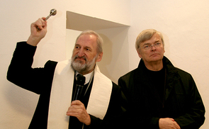 Bischofsvikar Vieböck und Stadtpfarrer Mayrhofer bei der Segnung des Pfarrhofs
