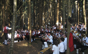 Vereinigte Musikkapellen bei der Bergmesse auf derm Krailberg im Bezirk Wels Land.