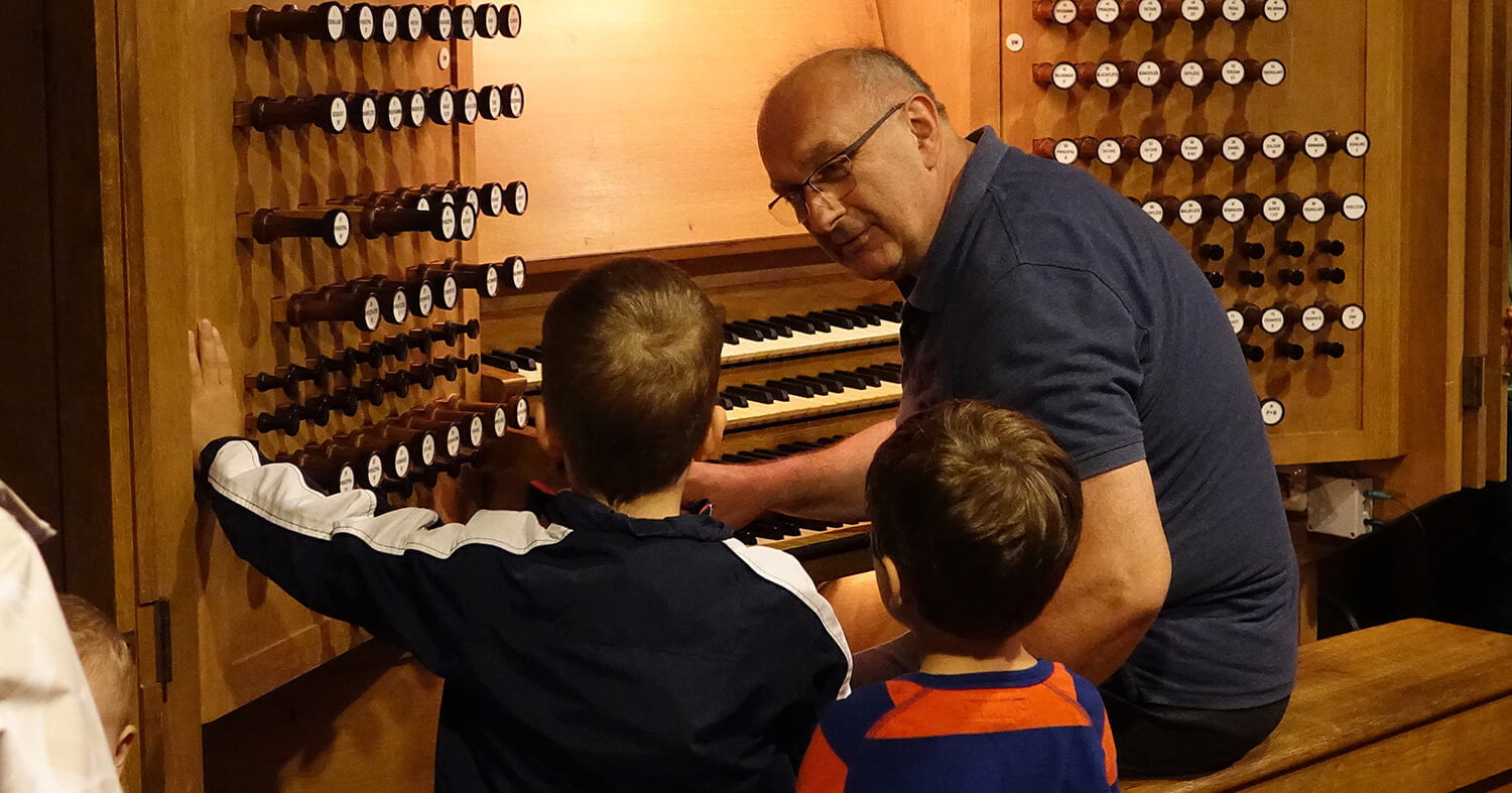 Domorganist Wolfgang Kreuzhuber mit Kindern an der Rudigierorgel