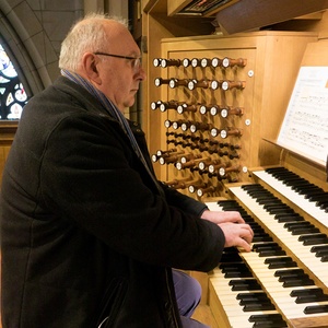 Domorganist Wolfgang Kreuzhuber an der Rudigierorgel