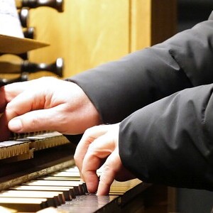 Domorganist Wolfgang Kreuzhuber an der Chororgel