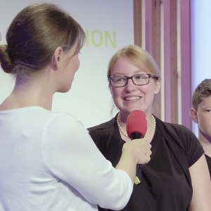 Caroline Schwarz mit Stefanie Petelin und den „RamsRudis“