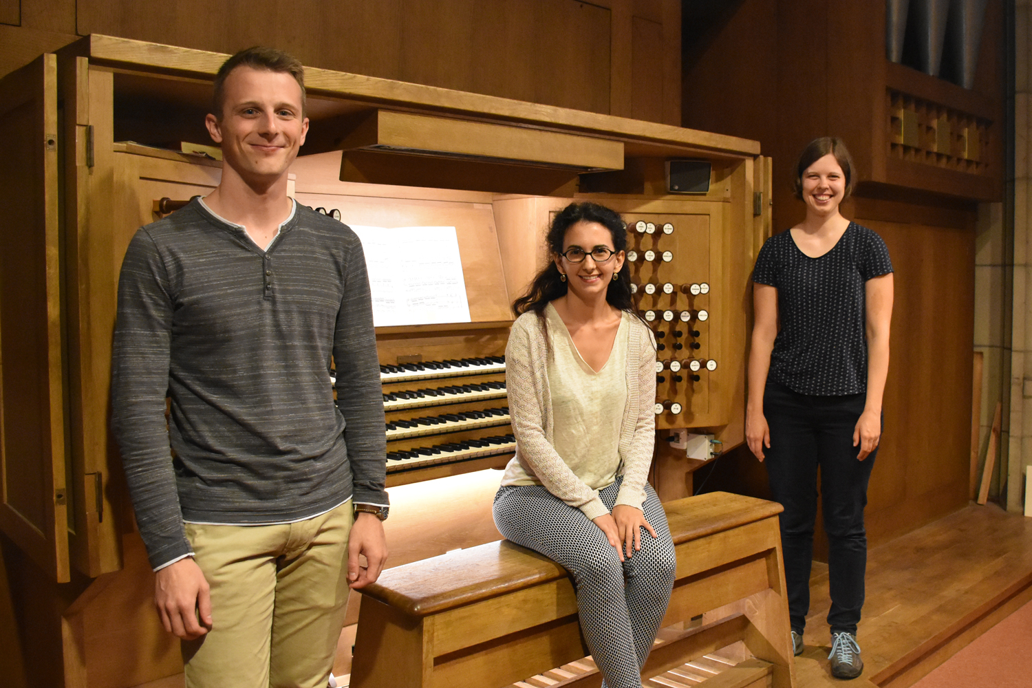 Susanna Soffiantini an der Rudigierorgel inmitten ihrer Registranten Gerhard Raab und Franziska Leuschner