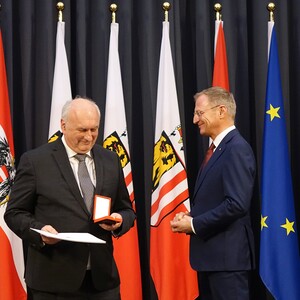 Landeshauptmann Thomas Stelzer überreicht Domorganist Wolfgang Kreuzhuber das Goldene Ehrenzeichen für Verdienste um die Republik Österreich