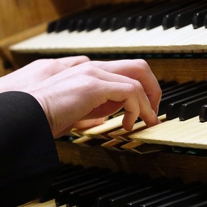 Dommusikassistent Gerhard Raab an der Rudigierorgel