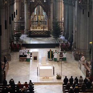 Domkurat Josef Keplinger und Diakon Peter Schwarzenbacher mit Ministranten