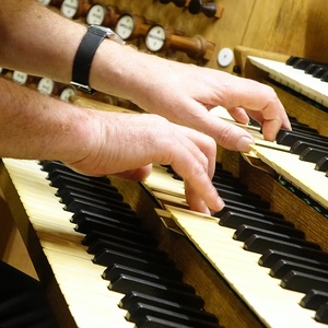 Willibald Guggenmos an der Rudigierorgel