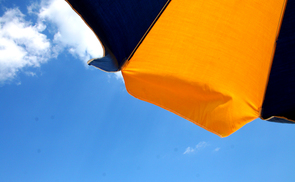 Sonnenschirm - ein Sonntag unter freiem Himmel. © JimMunnelly/morguefile.com