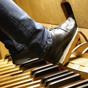 Dommusikassistent Gerhard Raab an der Rudigierorgel