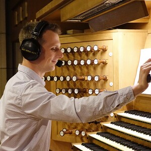 Dommusikassistent Gerhard Raab an der Rudigierorgel