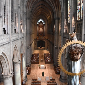 Blick auf die Rudigierorgel und in den Kirchenraum