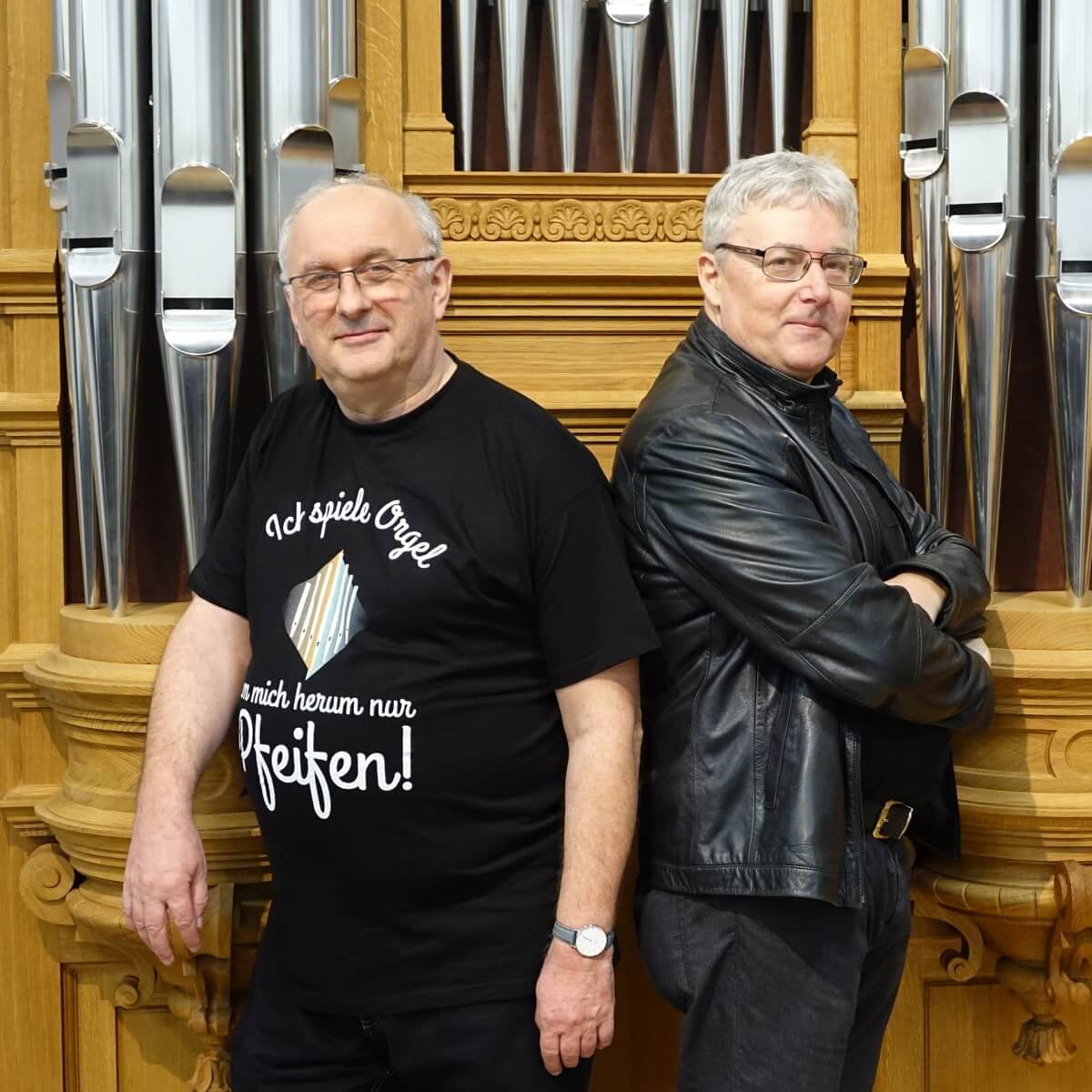 Wolfgang Kreuzhuber (links) und Rudolf Habringer (rechts) „umgeben von lauter Pfeifen“.