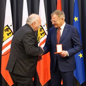 Landeshauptmann Thomas Stelzer überreicht Domorganist Wolfgang Kreuzhuber das Goldene Ehrenzeichen für Verdienste um die Republik Österreich