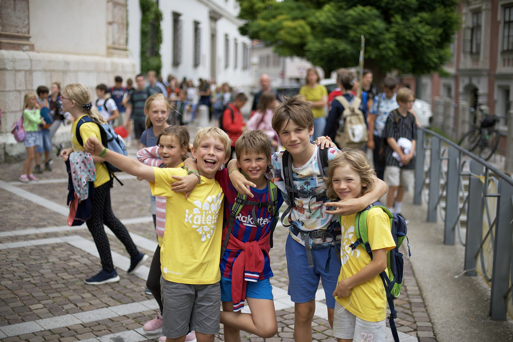 In der Mitte stehen die Kinder