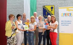 V. l.: Mag.a Ulrike Kneidinger, Sabine Blumer, VBgm. Manfred Gahleitner, Tanja Weissenböck, Bgm. Herbert Strasser, Barbara Razenberger, Pfarrer Franz Fuchs, Dipl.-Päd.in Susanne Luger