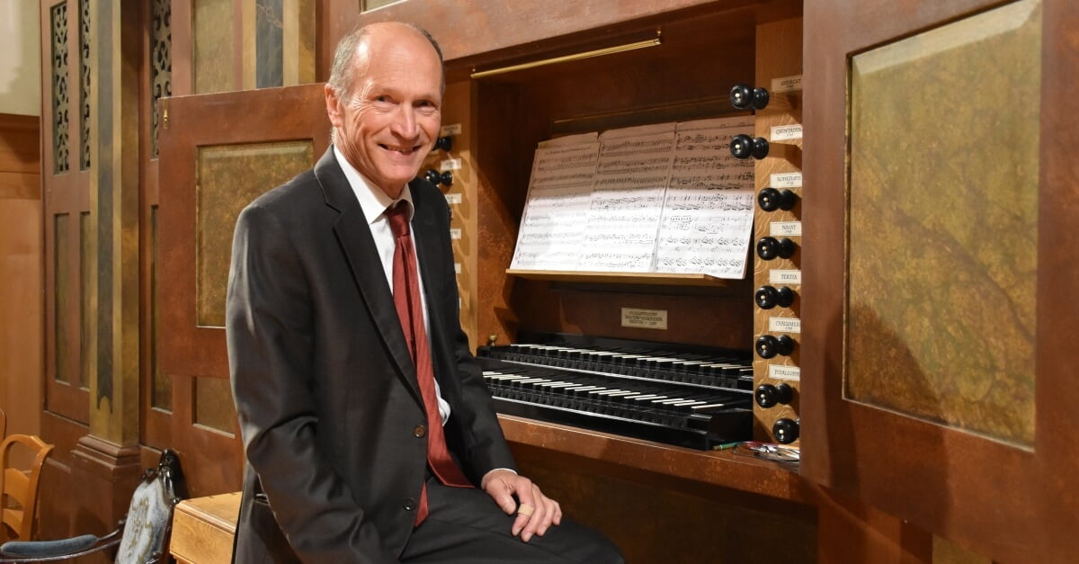 Gustav Auzinger an der Wegscheider-Orgel in der Minoritenkirche