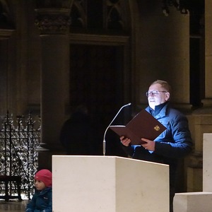 Christoph Niemand beim Rezitieren und Moderieren