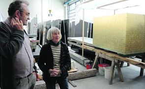 Künstlerin Inge Dick (r.) mit Pfarrer Christian Öhler im Atelier, im Hintergrund der neue Altar. 