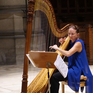Martina Rifesser an der Harfe
