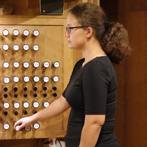 Registrantin Theresa Zöpfl an der Rudigierorgel