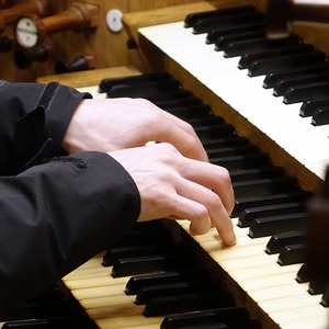 Dommusikassistent Gerhard Raab an der Rudigierorgel