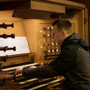 Gerhard Raab an der Rudigierorgel