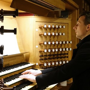 Dommusikassistent Gerhard Raab an der Rudigierorgel