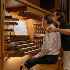Ben van Oosten mit seiner Frau Margaret an der Rudigierorgel