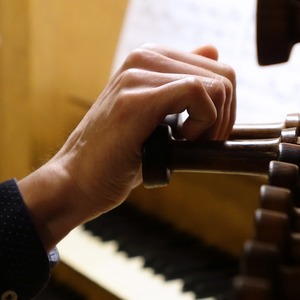 Dommusikassistent Gerhard Raab an der Rudigierorgel