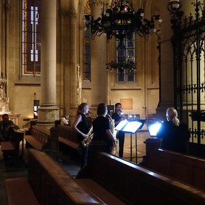 Saxophonquartett (Andrea Edlbauer, Marina Nentwich, Evelyne Leeb, Johanna Kirner) des Ensembles SAX12 in der Votivkapelle