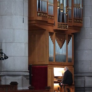 Domorganist Wolfgang Kreuzhuber an der Chororgel