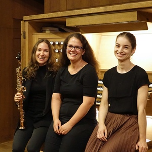 Saxophonistin Elisa Lapan, Organistin Theresa Zöpfl und Registrantin Lydia Mayr